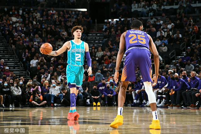 因踩踏倒地 因踩踏倒地